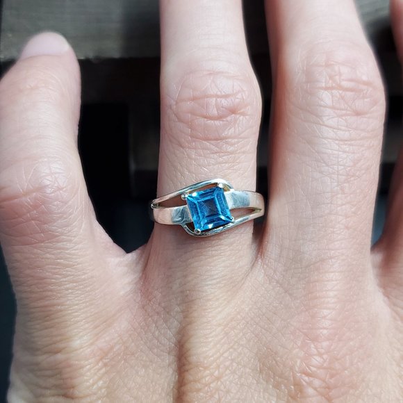 Size 7.5 Sterling Silver Square Cut Blue Topaz Gem Ring - Picture 1 of 8